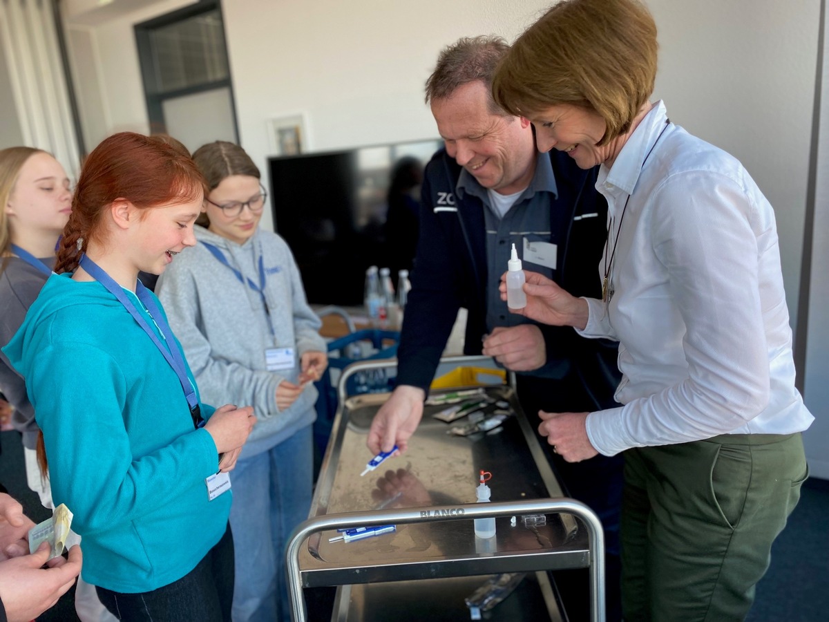 HZA-MS: Drogentests, Autodurchsuchung und vieles mehr Hauptzollamt Münster nimmt am Girls&#039; Day 2023 teil