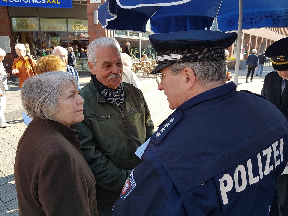 POL-ME: Aktionswoche gegen &quot;falsche Polizeibeamte&quot; in Langenfeld - Aktionsmeldung 2 - Auftaktveranstaltung vor der Stadtgalerie - Langenfeld - 1904106