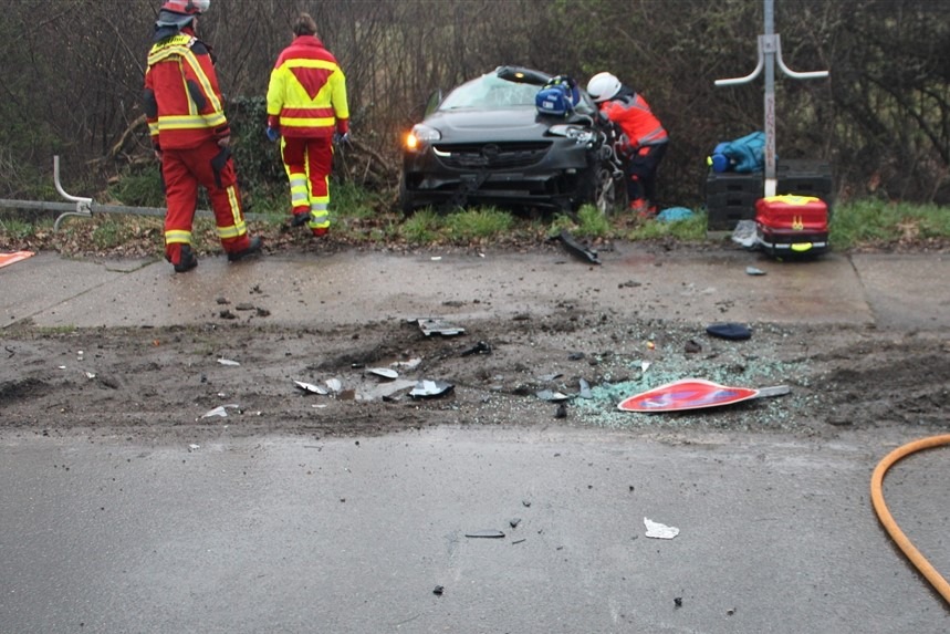 POL-DN: Fahrzeug verliert Bodenhaftung