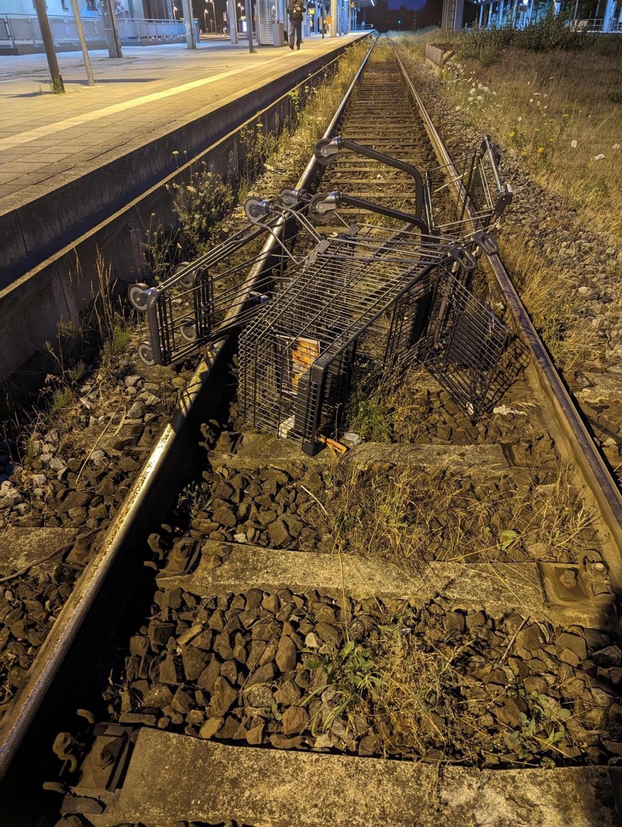 BPOL-HRO: Mehrere Einkaufswagen in die Gleise gelegt