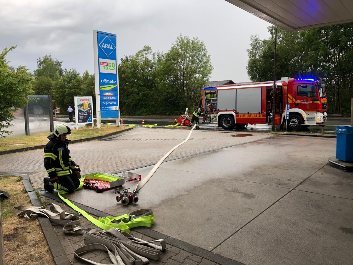 FW-EN: Brand an einer Tankstelle sowie einer Papiertonne