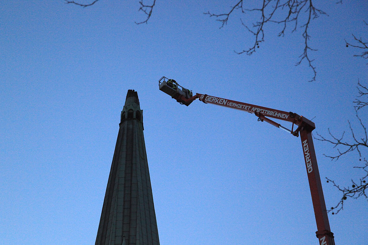 FW-E: Feuer in Kirchturm von St. Hubertus in Essen-Bergerhausen, Ursache vermutlich Blitzschlag, Schlussmeldung