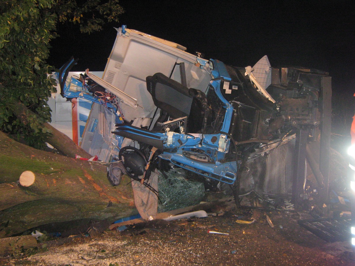 POL-HM: Verkehrsunfall / Kraftfahrer schwer verletzt / LKW kippt um / B240 gesperrt