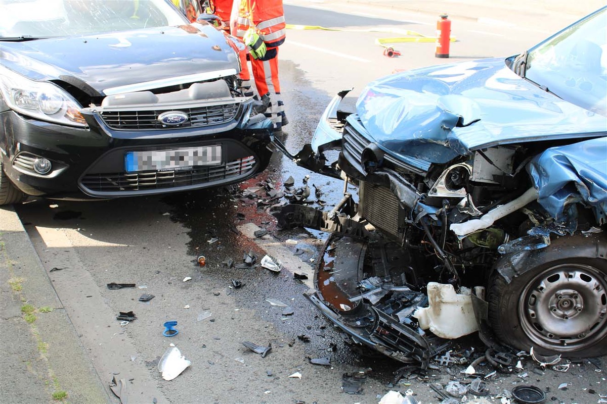 POL-RBK: Bergisch Gladbach - Frontalzusammenstoß nach Sekundenschlaf - Zwei Personen schwer verletzt