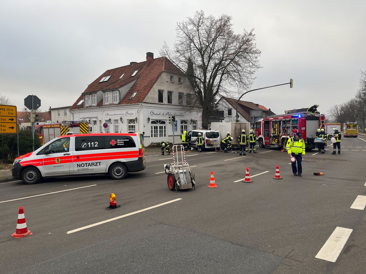 FW Flotwedel: Vier Verletzte nach schwerem Verkehrsunfall