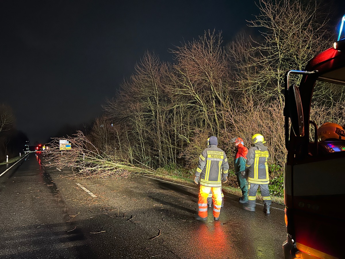 FW-NE: Keine Ruhe nach dem Sturm | weitere sturmbedingte Einsätze für die Feuerwehr