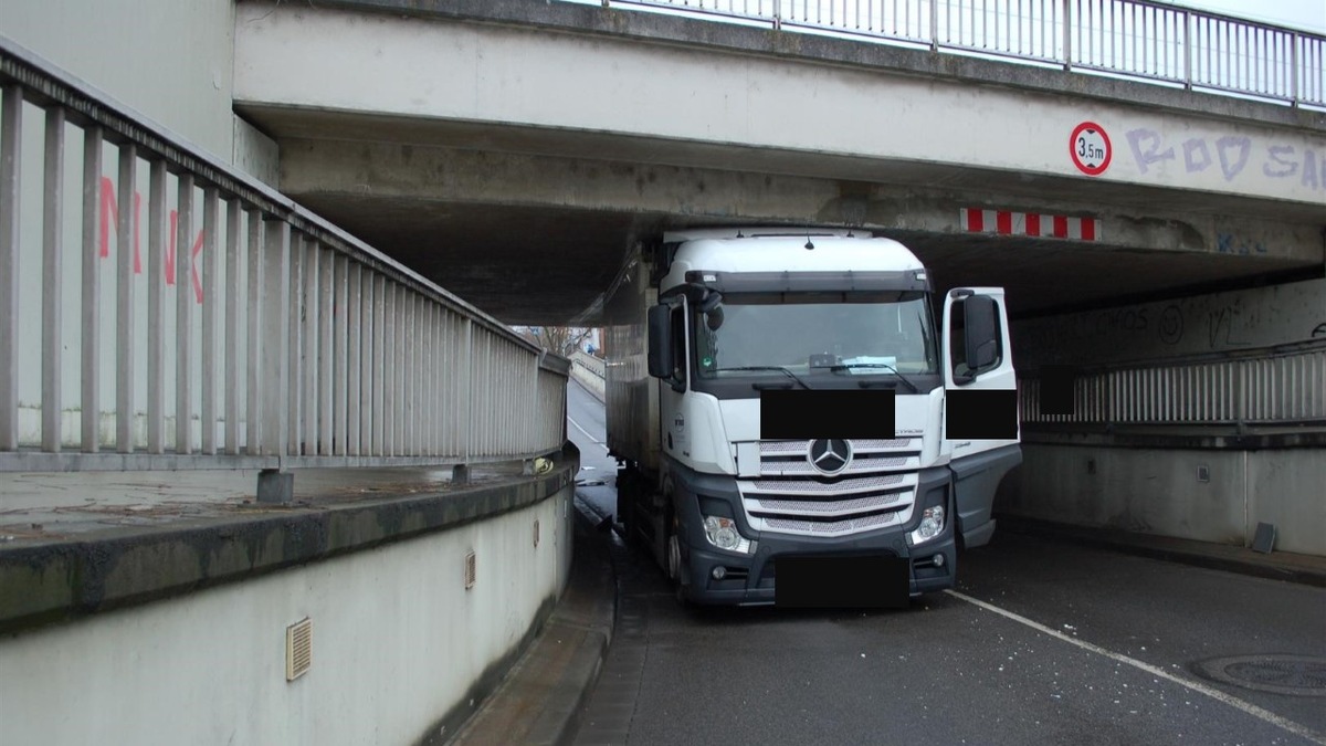 POL-PDLU: Frankenthal - Lkw bleibt in Unterführung stecken (mit Lichtbildern)