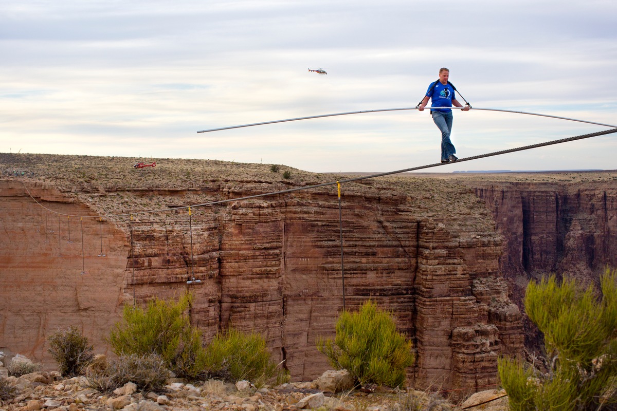 Über den Dächern von Chicago: DMAX zeigt Balanceakt von Nik Wallenda live! (FOTO)