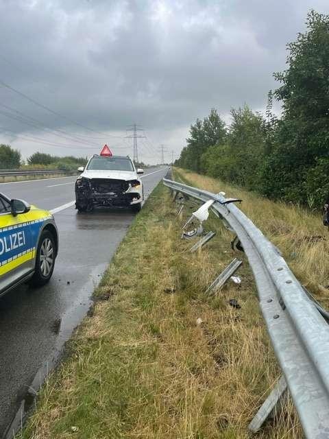 POL-STD: Unfall auf der Autobahn 26 - Verursacher flüchtet - Polizei sucht Zeugen