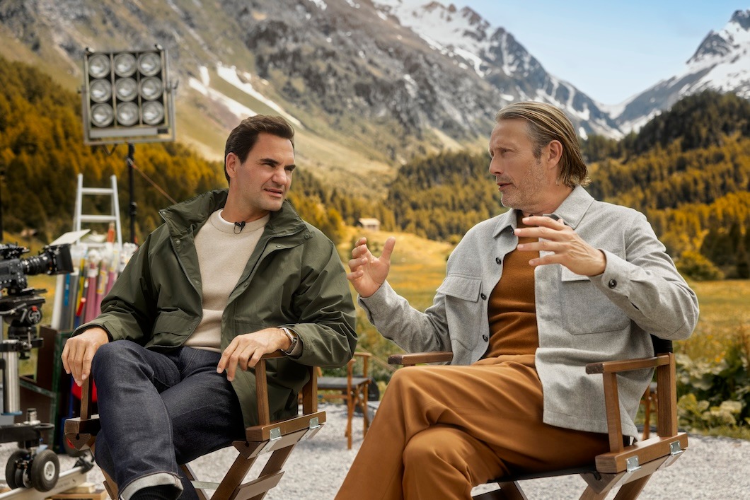 Roger Federer feiert zusammen mit Mads Mikkelsen den Schweizer Herbst