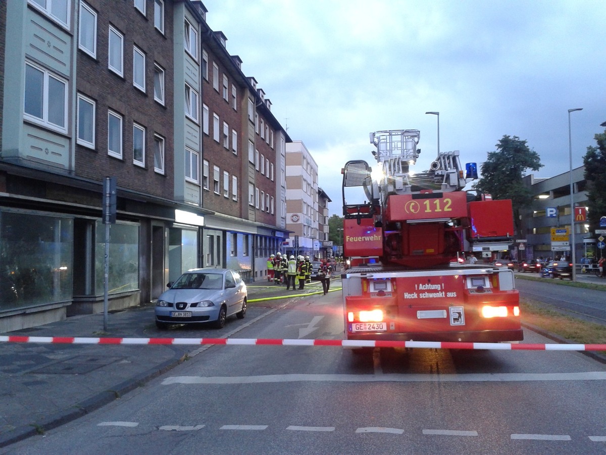 FW-GE: Feuer mit Menschenleben in Gefahr in der Altstadt