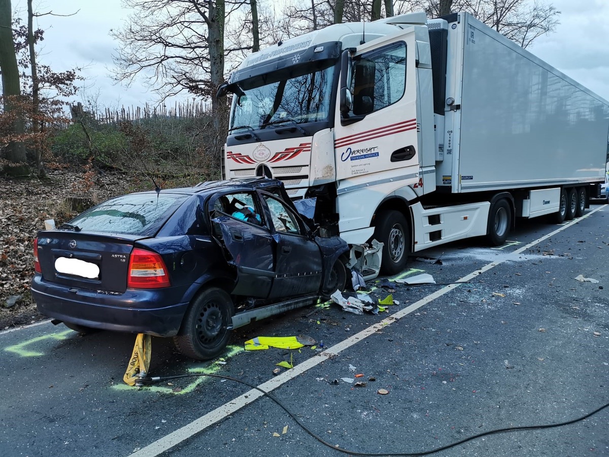 POL-PDWIL: schwerer Verkehrsunfall zwischen PKW und LKW, eine Person verstorben