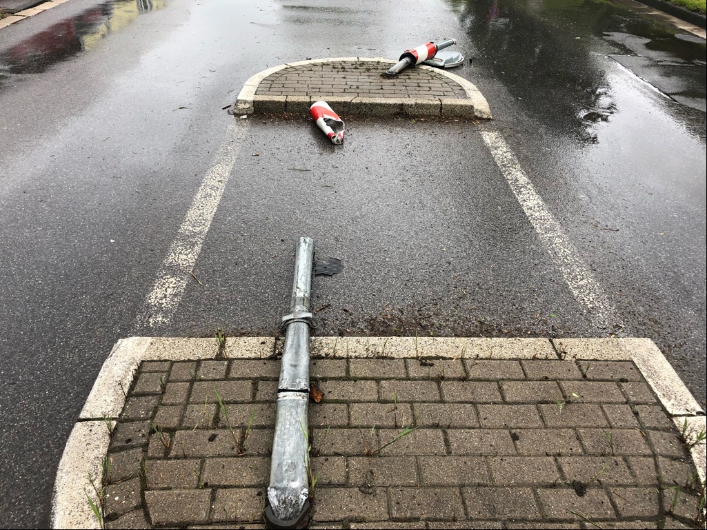 POL-ME: 2,7 Promille: Frau fährt über Verkehrsinsel und verursacht mehrere Tausend Euro Schaden bei Alleinunfall - Mettmann - 2105082