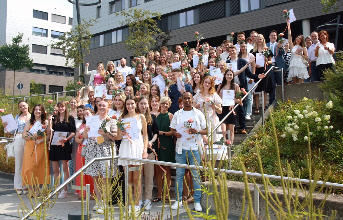 Erfolgreicher Abschluss: Rund 80 Azubis am RHÖN-KLINIKUM Campus Bad Neustadt erhalten ihr Examen