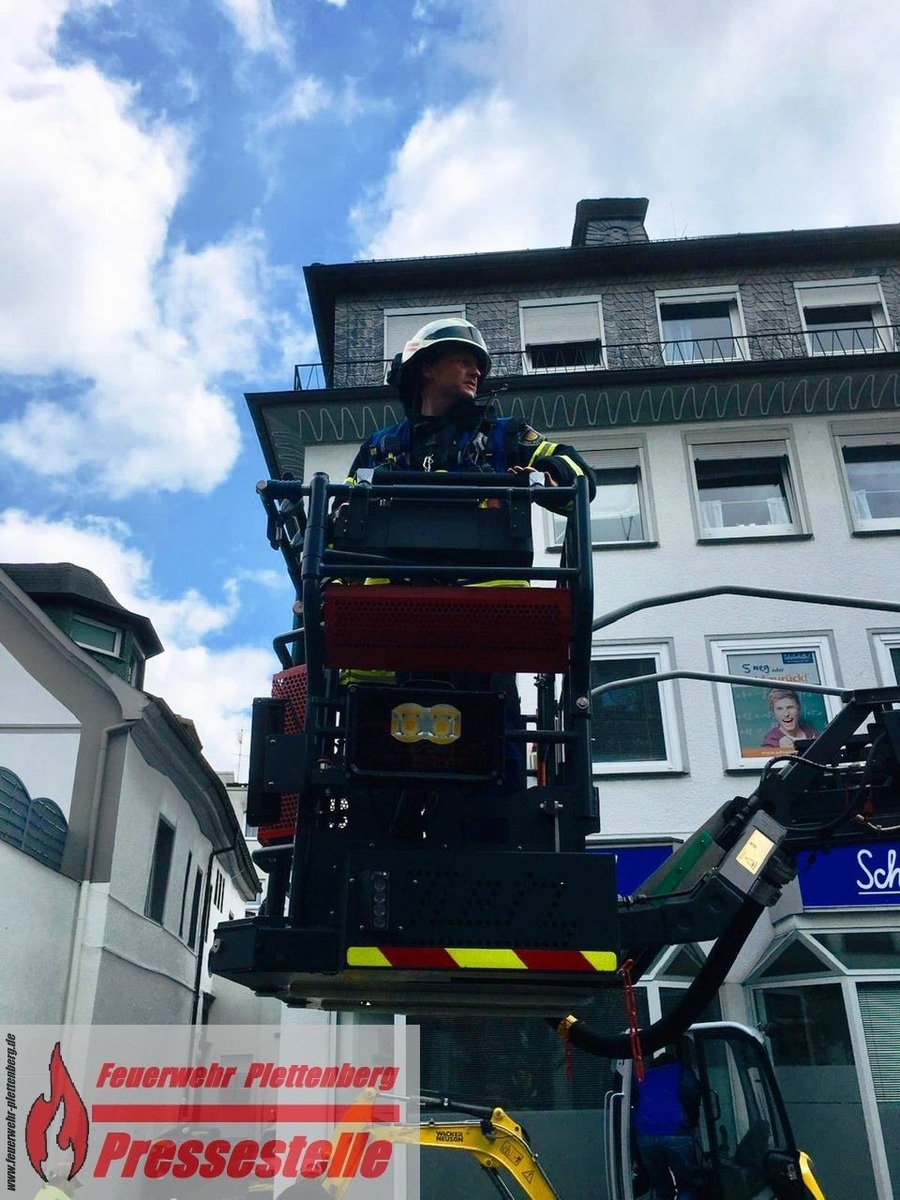 FW-PL: OT-Stadtmitte. Ausgelöster Rauchmelder sorgt für knapp einstündigen Feuerwehreinsatz in der Innenstadt.