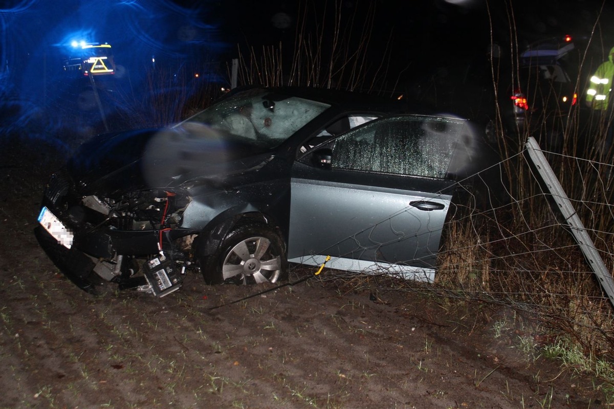 POL-MI: Alleinunfall: Autofahrer kommt von Bundesstraße ab