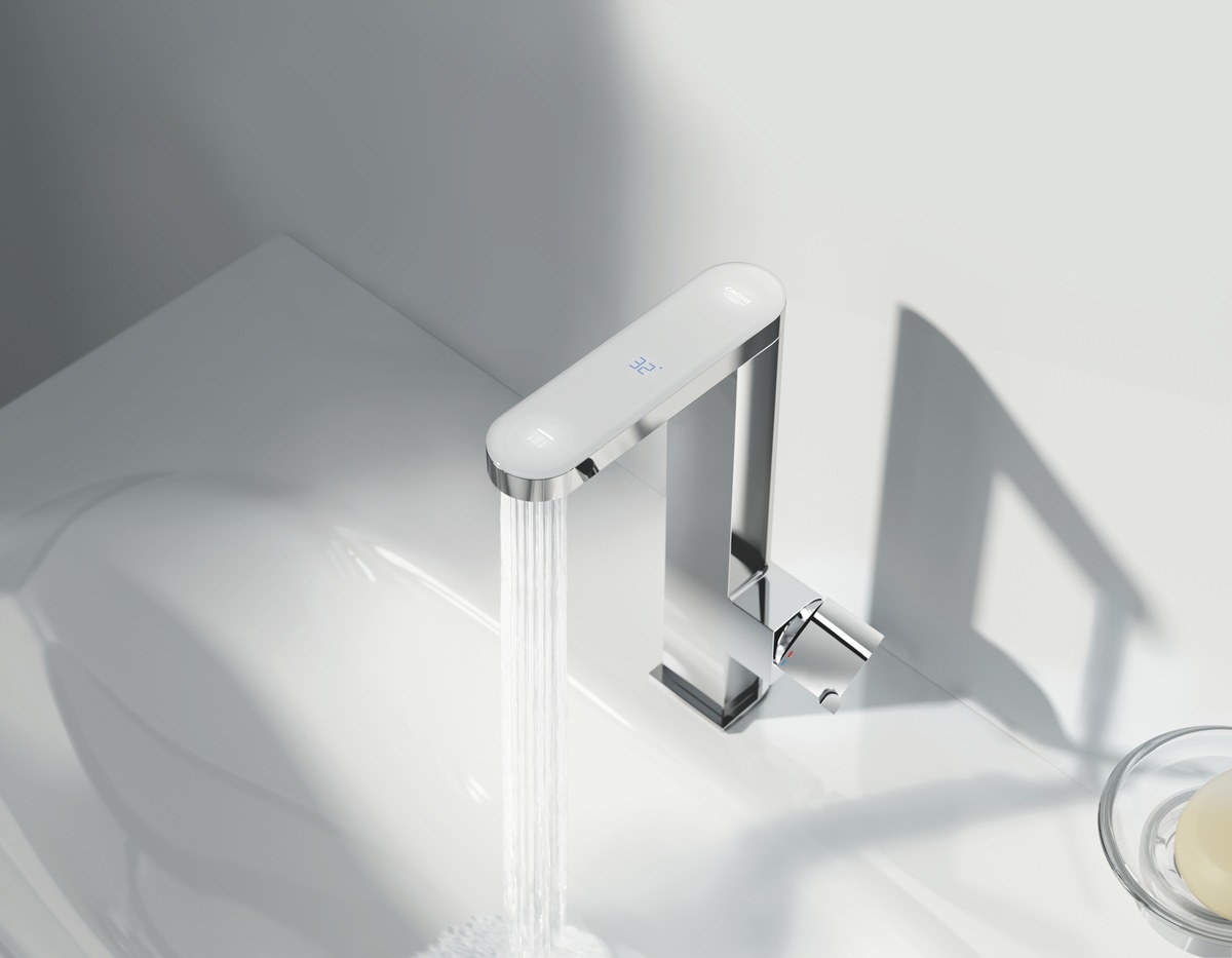 Ein kleiner Stups mit großer Wirkung: GROHE Plus unterstützt mit digitaler Temperaturanzeige beim Energie- und Wassersparen