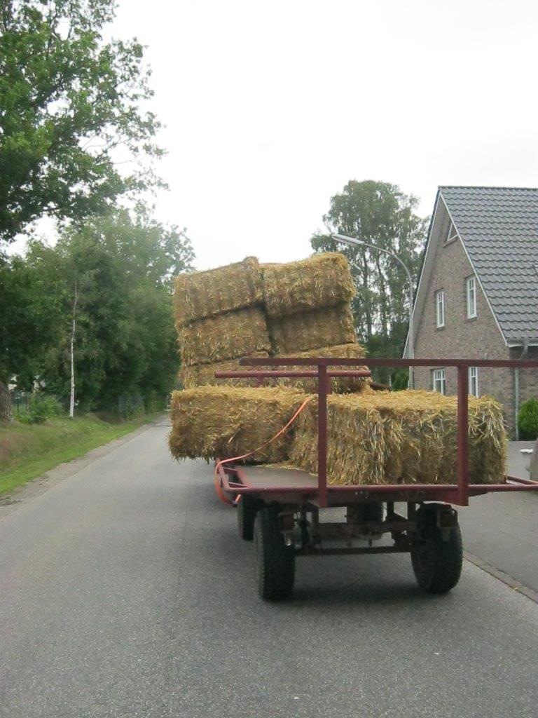 POL-SE: Appen-Etz: Landwirt verliert Strohballen