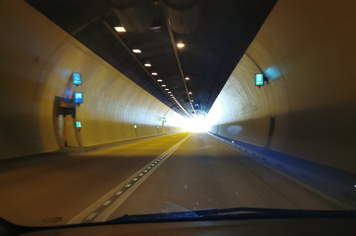 Bundespolizeidirektion München: Fußgänger nachts auf der Autobahn/ Bundespolizei greift Migranten in Autobahntunnel auf