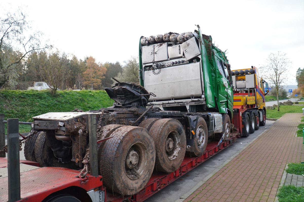 API-TH: Schwerlasttransporter mit Straßenbahn verunglückt **2.Ergänzungsmeldung**