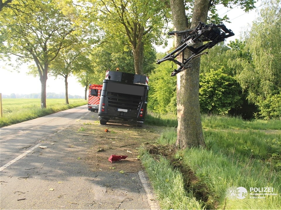 POL-KLE: Kalkar-Kehrum - Verkehrsunfall / Mobilkran kommt von Fahrbahn ab