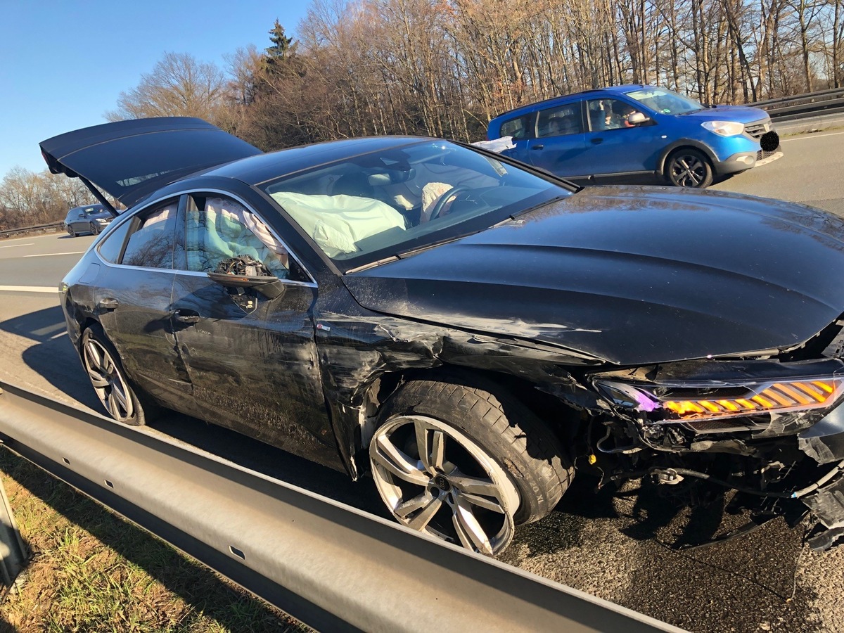 POL-BI: PKW-Fahrer nach Verkehrsunfall mit einem Verletzten und hohem Sachschaden gesucht