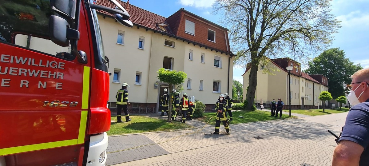 FW-WRN: FEUER_3 - LZ1 - LZ3 - Rauchmelder piept, Rauch sichtbar