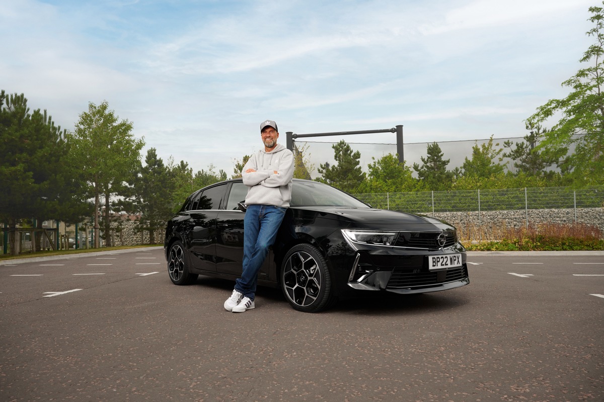 Jürgen Klopp ist ab sofort elektrifiziert - mit dem neuen Opel Astra Plug-in-Hybrid