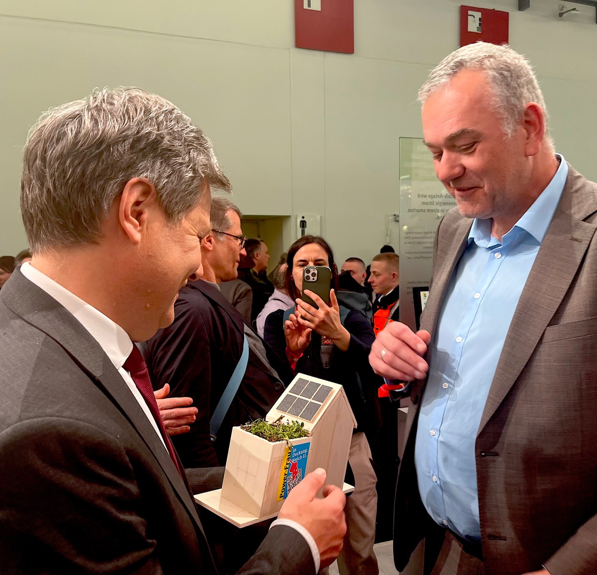 Internationale handwerksmesse IHM - Besuch von Minister Robert Habeck: Großes Interesse am Dachdeckerhandwerk