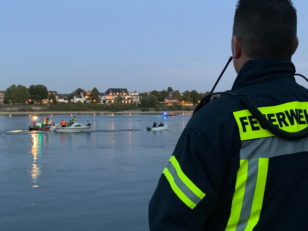 FW-BN: Havariertes Motorboot auf dem Rhein - Mehrzweckboot im Einsatz.