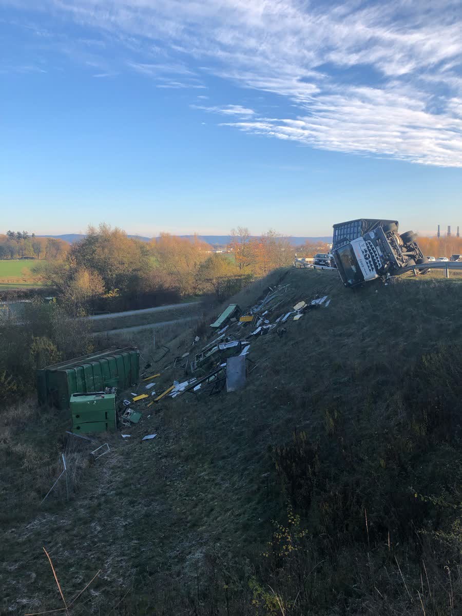 POL-BI: POL-BI: (MS) LKW-Unfall auf der A30 bei Gohfeld Gliederzug kippt auf die Seite