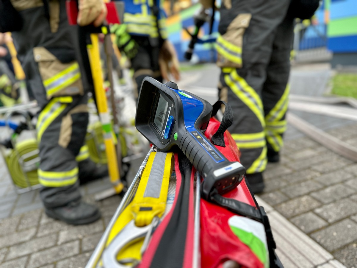 FW Hünxe: Feuer an einem Baum - Schnelles Eingreifen eines Passanten verhinderte Schlimmeres