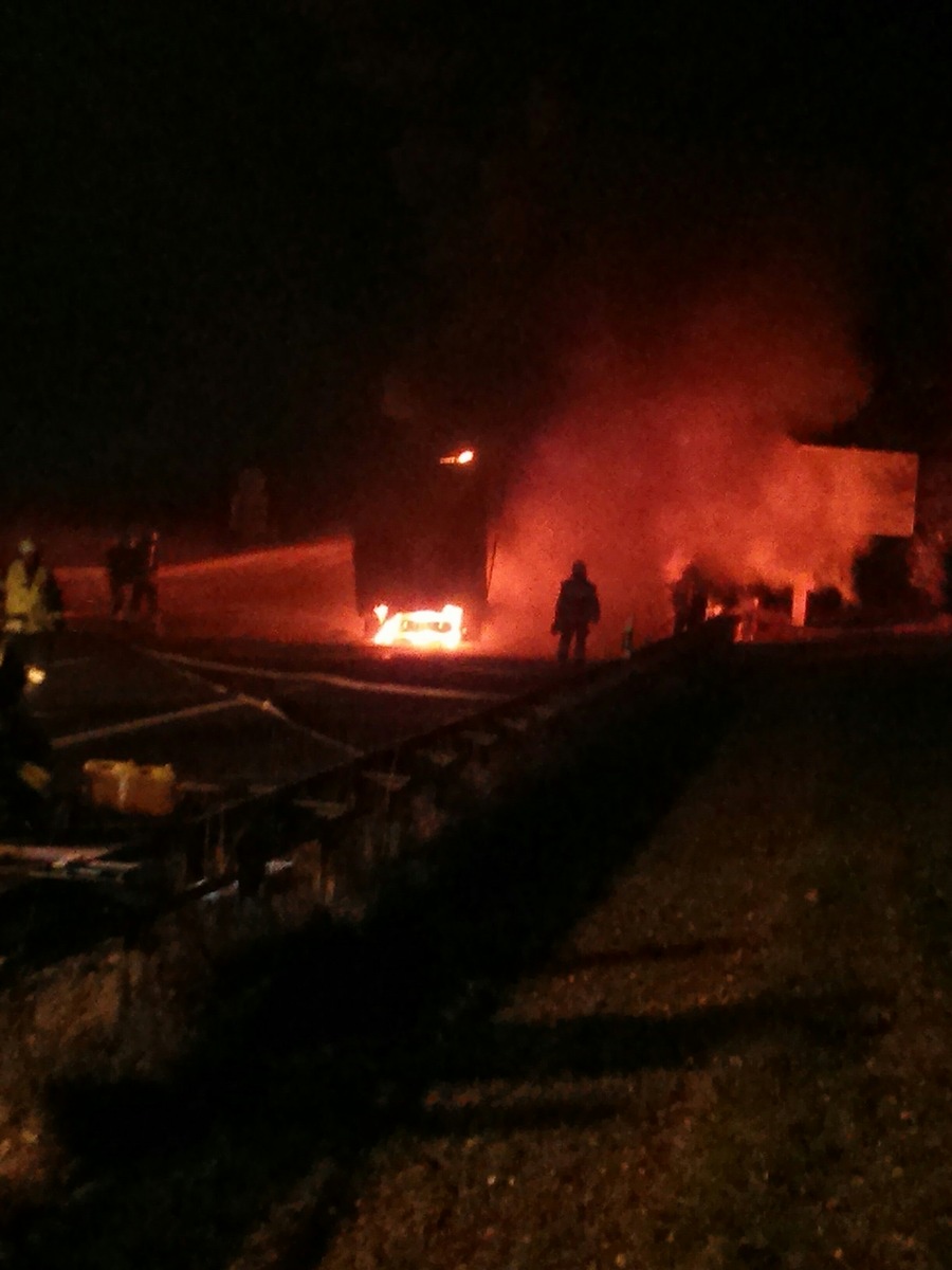 POL-PDKL: Brand eines LKW, Vollsperrung der Autobahn