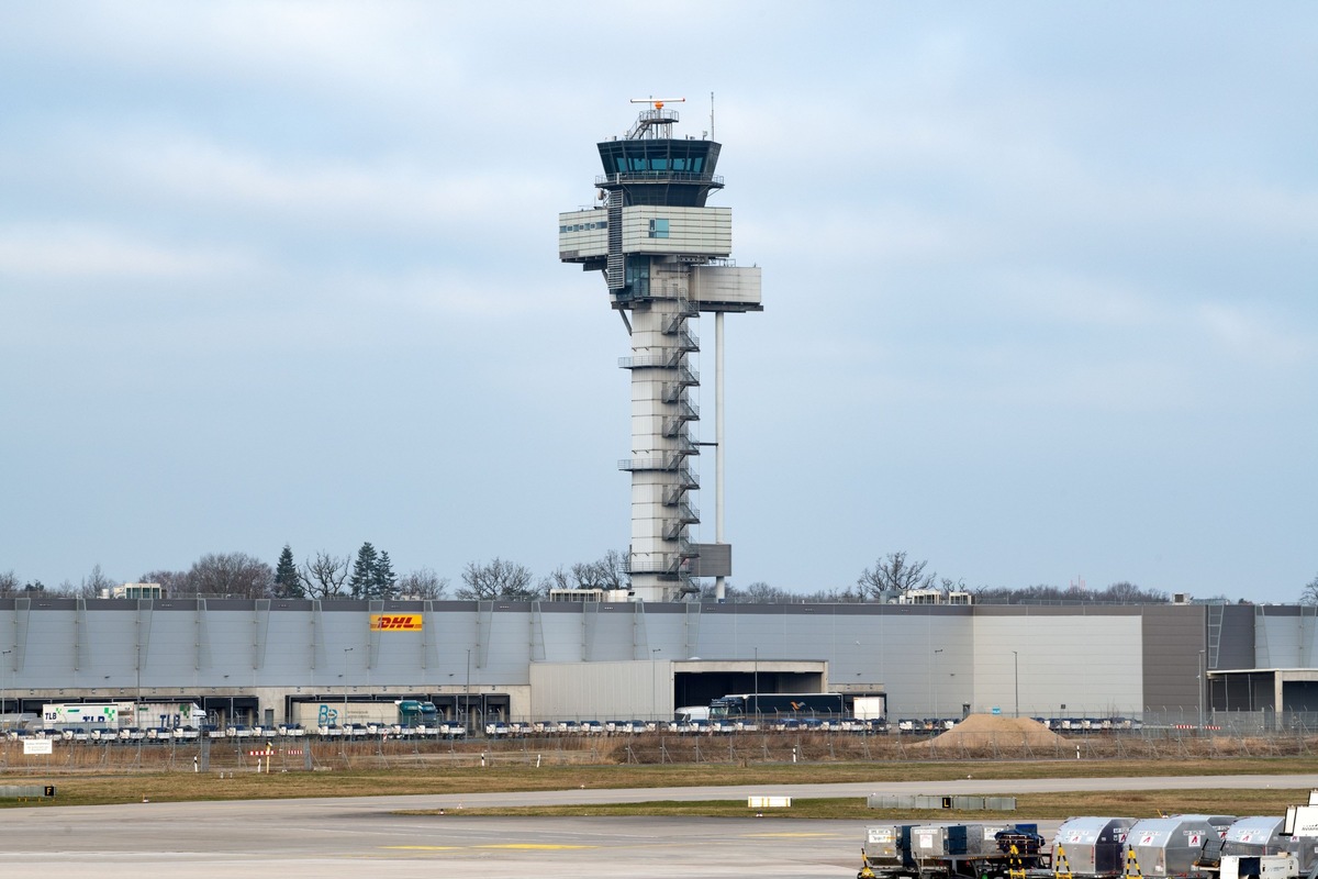 Flughafen-Tower Hannover feiert Jubiläum