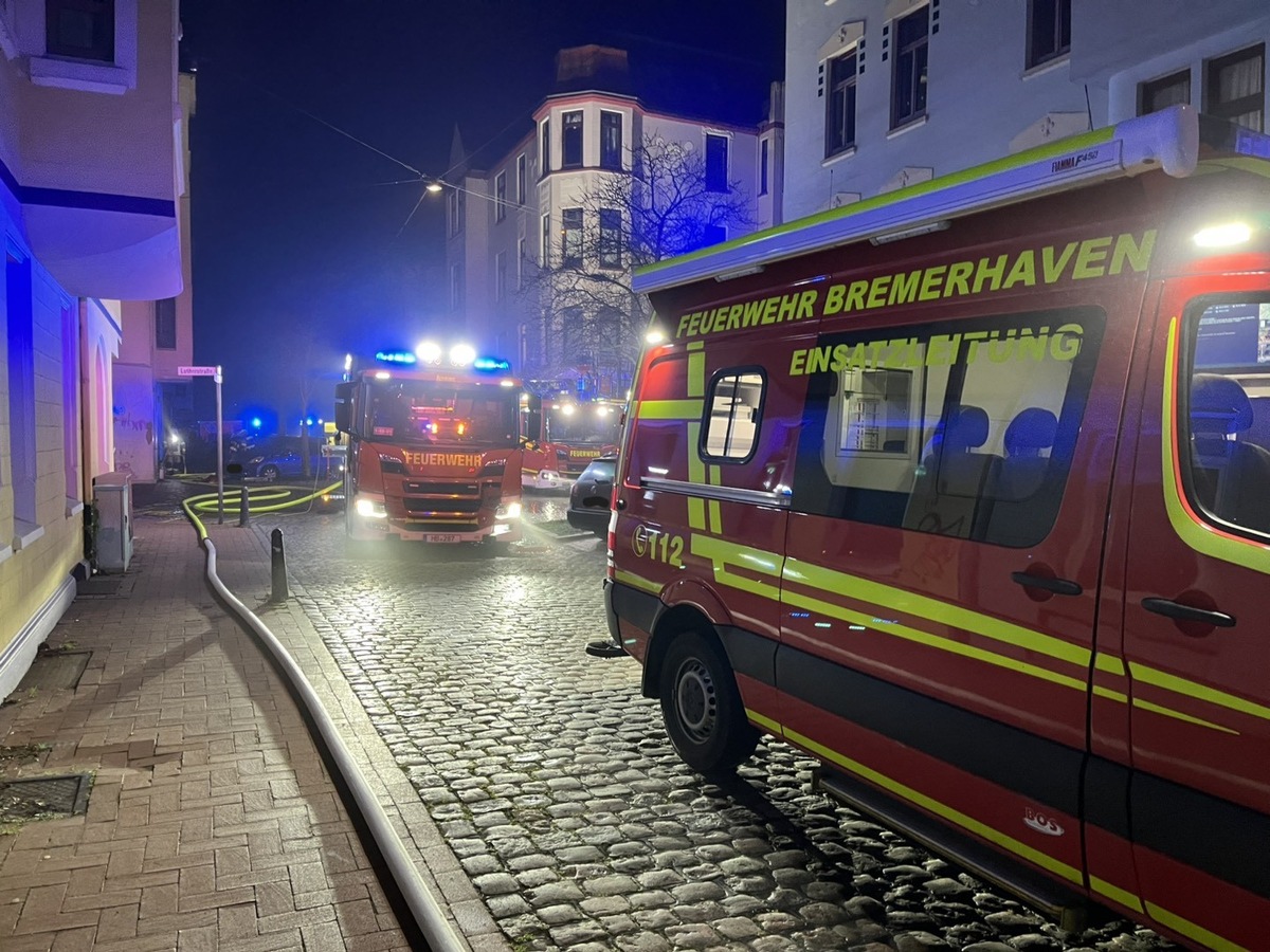 FW Bremerhaven: Brennender Kinderwagen in Treppenraum von Mehrfamilienhaus gelöscht