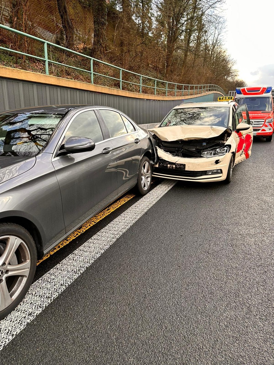 FW-E: Linienbus kollidiert mit Kleintransporter - sieben Personen verletzt. Drei Stunden später kollidieren fünf Fahrzeuge auf der BAB A52, vier Verletzte