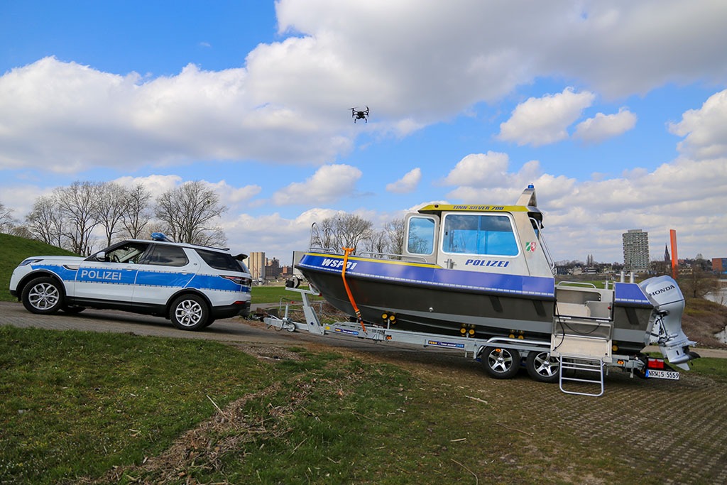 POL-E: Duisburg: Neue Geländewagen mit trailerbarem Boot für die Wasserschutzpolizei NRW