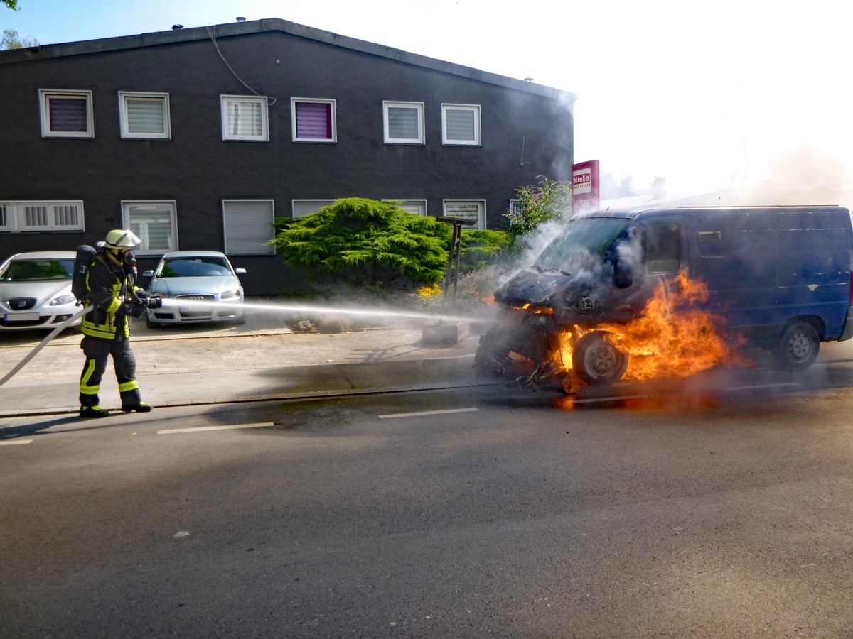 FW-DO: Wohnung durch Brand eines Kleintransporters verraucht