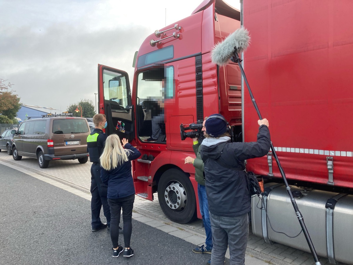 POL-ROW: ++ Schwerpunktkontrolle &quot;focus on the road&quot; - Autobahnpolizei überwacht mit neuer Technik ++