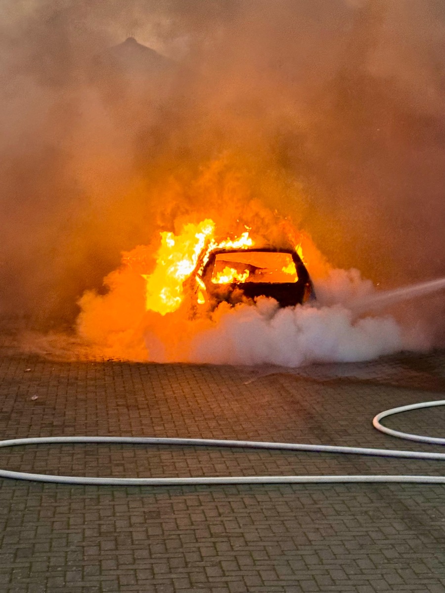 FW Bocholt: Fahrzeugbrand am Einfamilienhaus