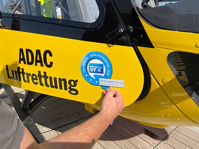 Sicher gegen Corona: ADAC Luftrettung mit Qualitätssiegel von TÜV Hessen ausgezeichnet / Luftretter als erste Rettungsdienstorganisation erfolgreich geprüft / Elf Stationen untersucht / 450 Corona-Einsätze