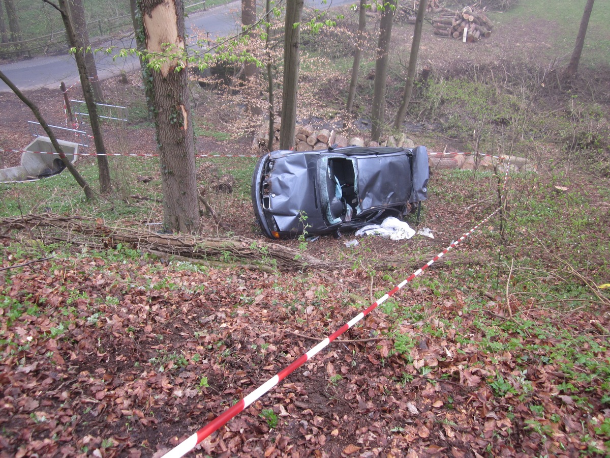 POL-GOE: (230/2012) - Drei verletzte Personen durch Unfall nach Kollision mit einem Baum