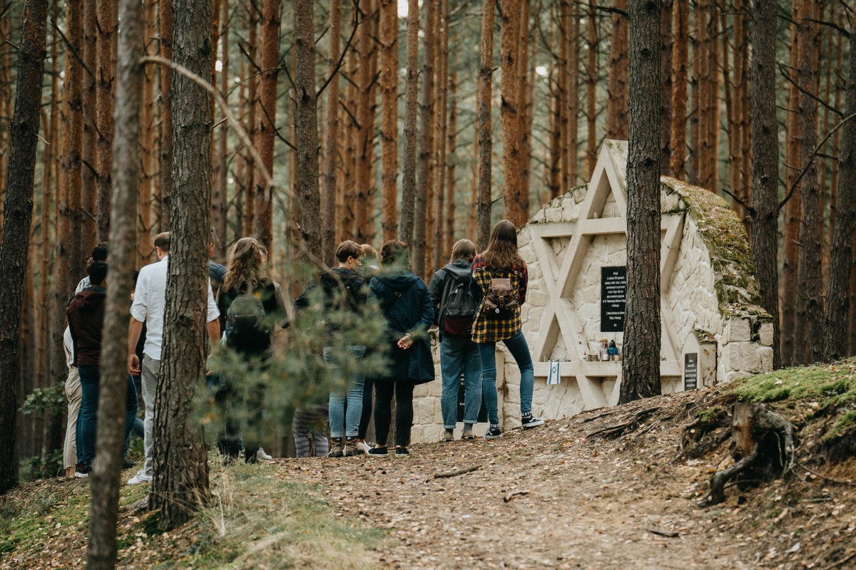 Bildungs-App, Graphic Novel, Online-Ausstellung: Bundesprogramm &#039;JUGEND erinnert&#039; fördert neue Formate zur Auseinandersetzung mit der NS-Zeit