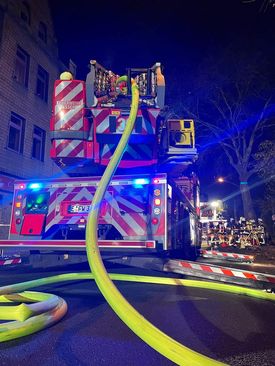 FW-E: Wohnungsbrand in einem Mehrfamilienhaus - eine Person verletzt