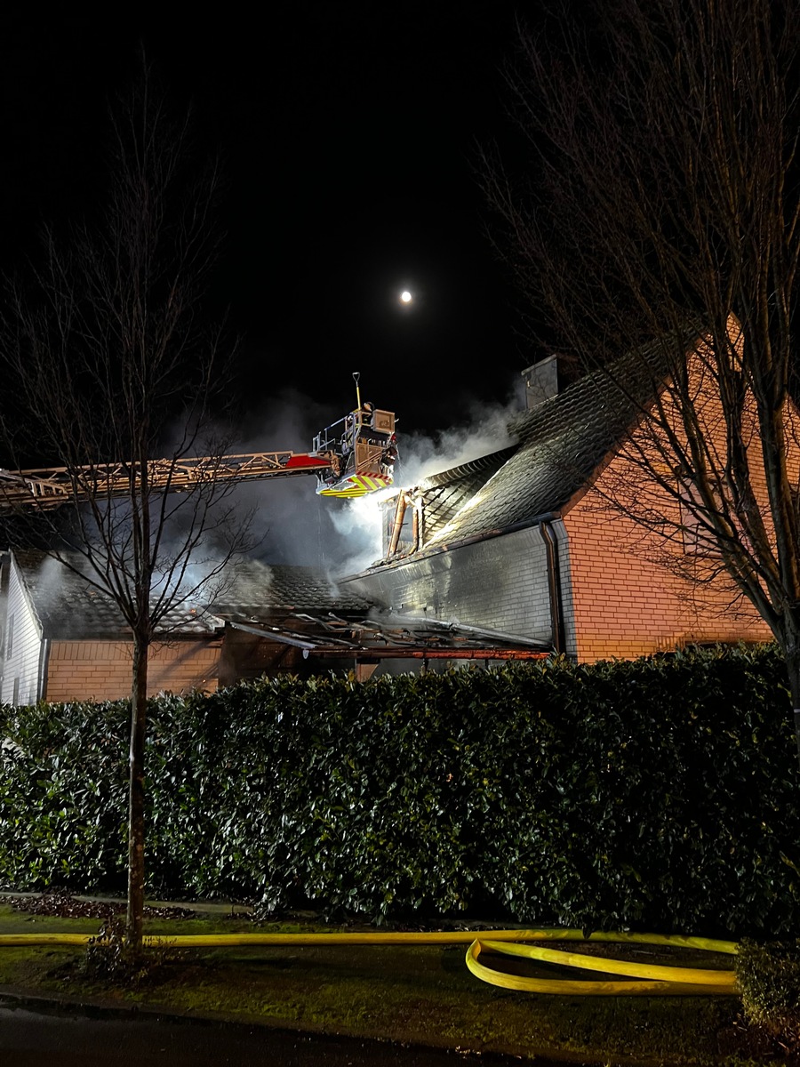 FW Xanten: Gebäudebrand in Xanten-Beek