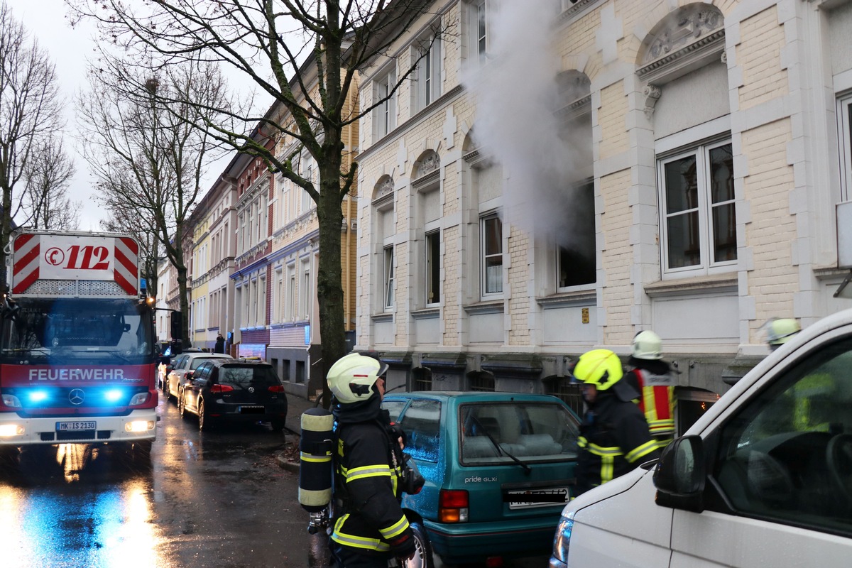 FW-MK: Küchenbrand: Frau rettet sich mit einem Sprung aus dem Fenster