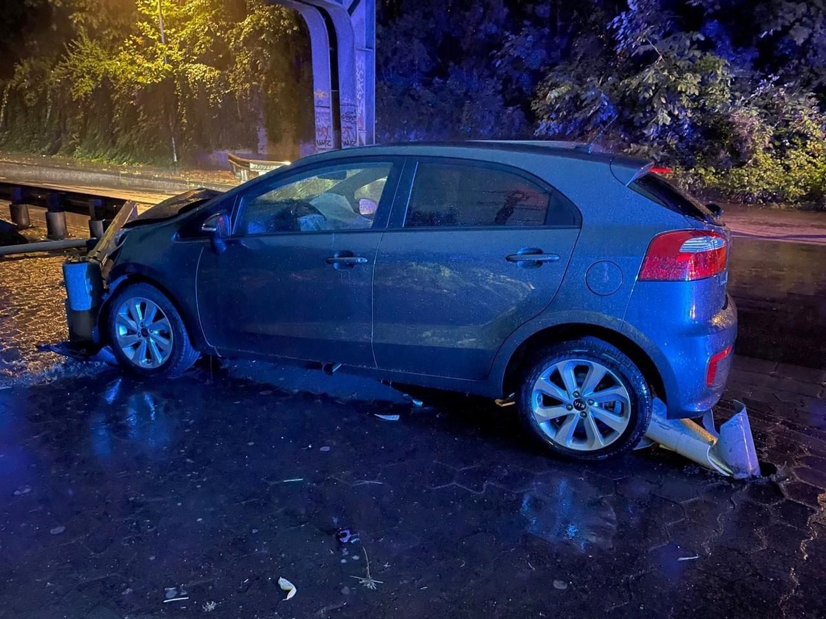 POL-PPMZ: Mainz - Altstadt; Beim Trinken verschluckt und mit Ampel kollidiert