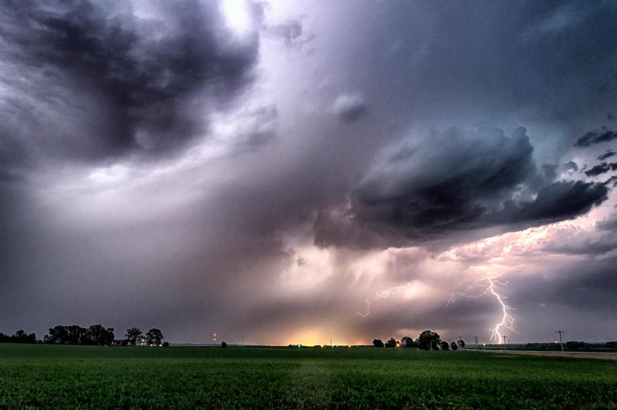 Sommergewitter - so schützen Sie sich und Ihr Eigenheim / Die DVAG erklärt, wie sich Verbraucher gegen Kosten durch Unwetterschäden absichern und gibt Tipps für ein sicheres Verhalten