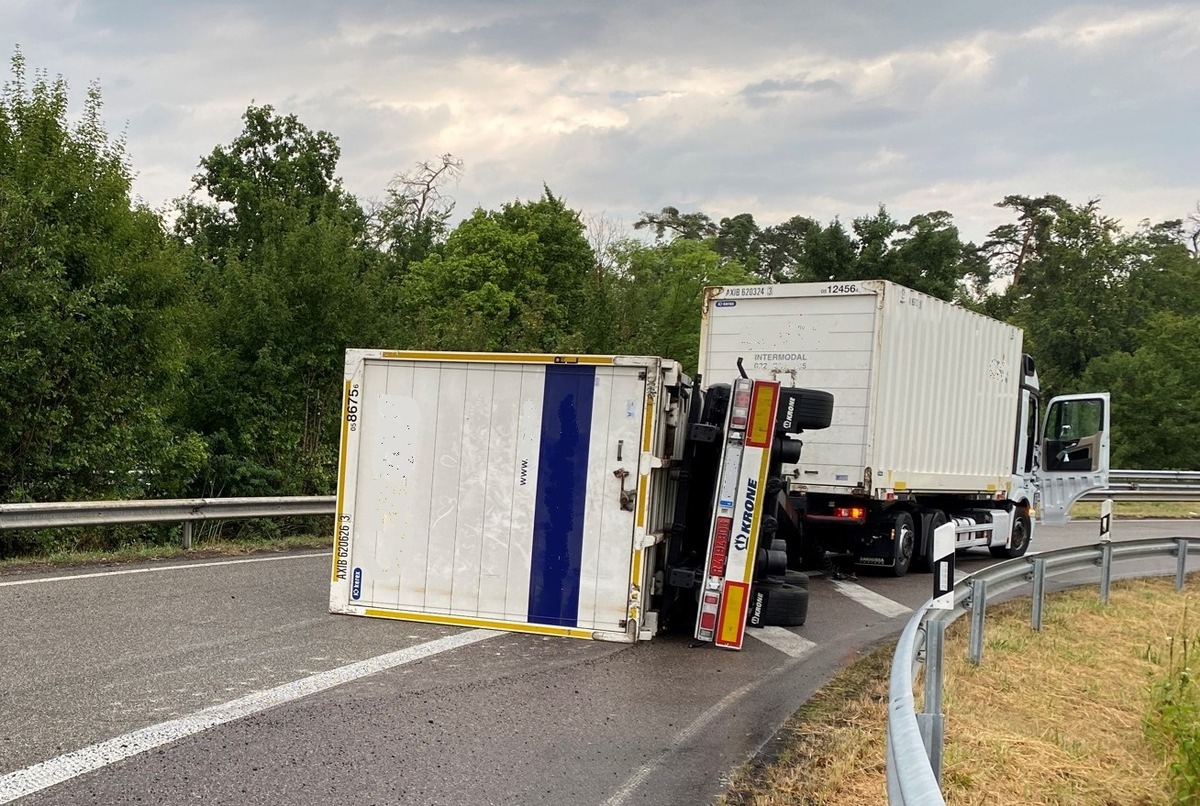 POL-PDNW: Polizeiautobahnstation Ruchheim: Umgestürzter LKW Anhänger am Autobahnkreuz Speyer - Sperrung der Überleitung A61/B9