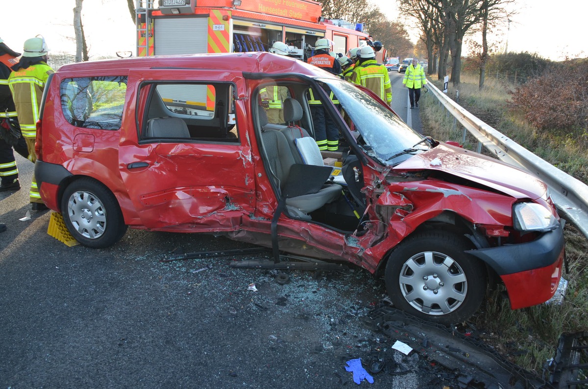 POL-STD: Zwei Autoinsassen bei Unfall auf der Bundesstraße 74 zum Teil schwer verletzt